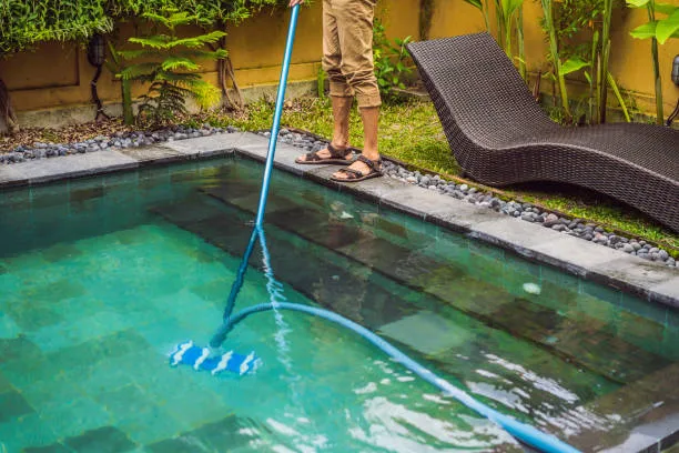 Professional-cleaning-a-swimming-pool-in-Houston