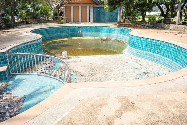 Dirty pool in houston needs cleaning