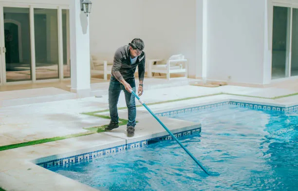 man-cleaning-swimming-pool-in-houston.