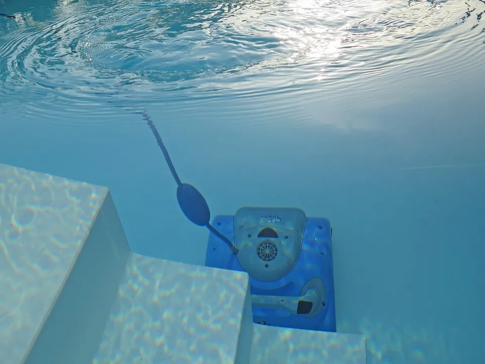 filter cleaning machine inside the pool
